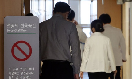 집단 <b>사직서</b>’ <b>전공의</b>들 강수에… 정부 “환자 사망 시 법정... 