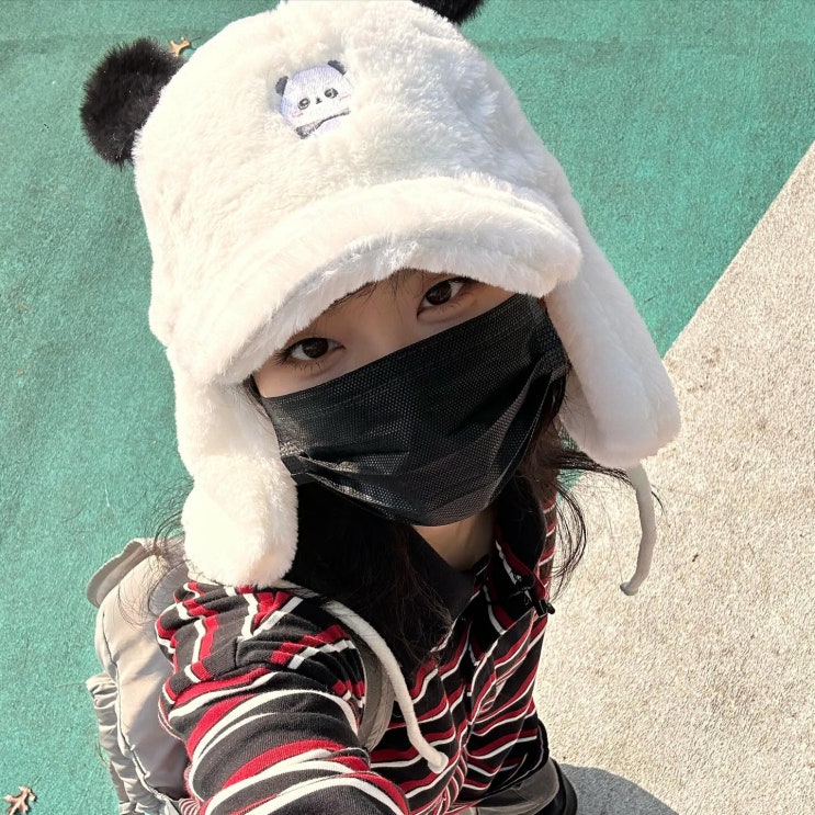 240216 바오 하우스에 그림 전시한 <b>푸바오</b> 성덕 레드벨벳 <b>슬기</b>... 