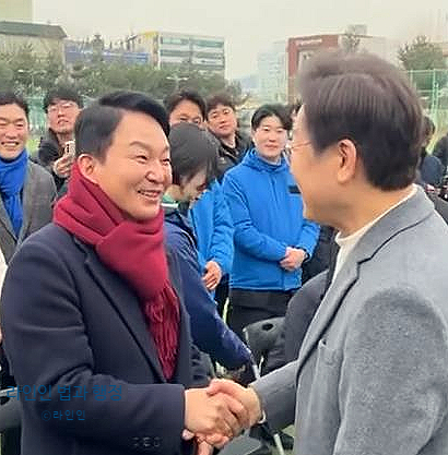 [영상] '명룡<b>대전</b>' <b>이재명</b>·<b>원희룡</b>, 인천 계양구축구협회... 