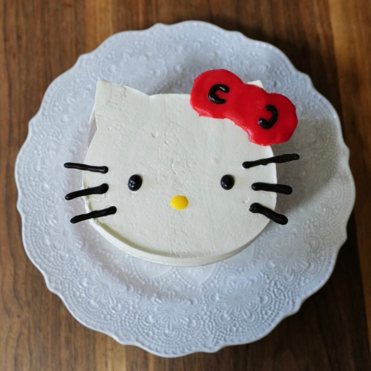 코타 고양이 식빵 틀로 헬로키티 모양 딸기 프레지에 케이크에 도전했어요.