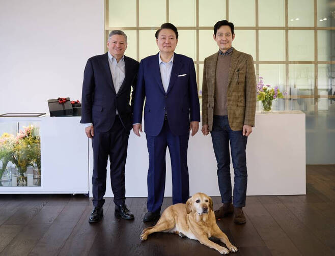 윤석열 <b>대통령</b>, <b>넷플릭스</b> CEO·배우 이정재 초청 <b>오찬</b>