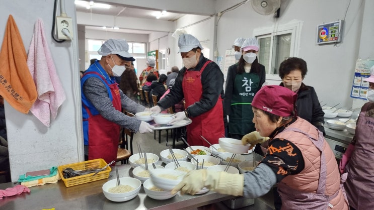  구룡포읍 무료급식소 배식봉사, 어르신들 안부확인