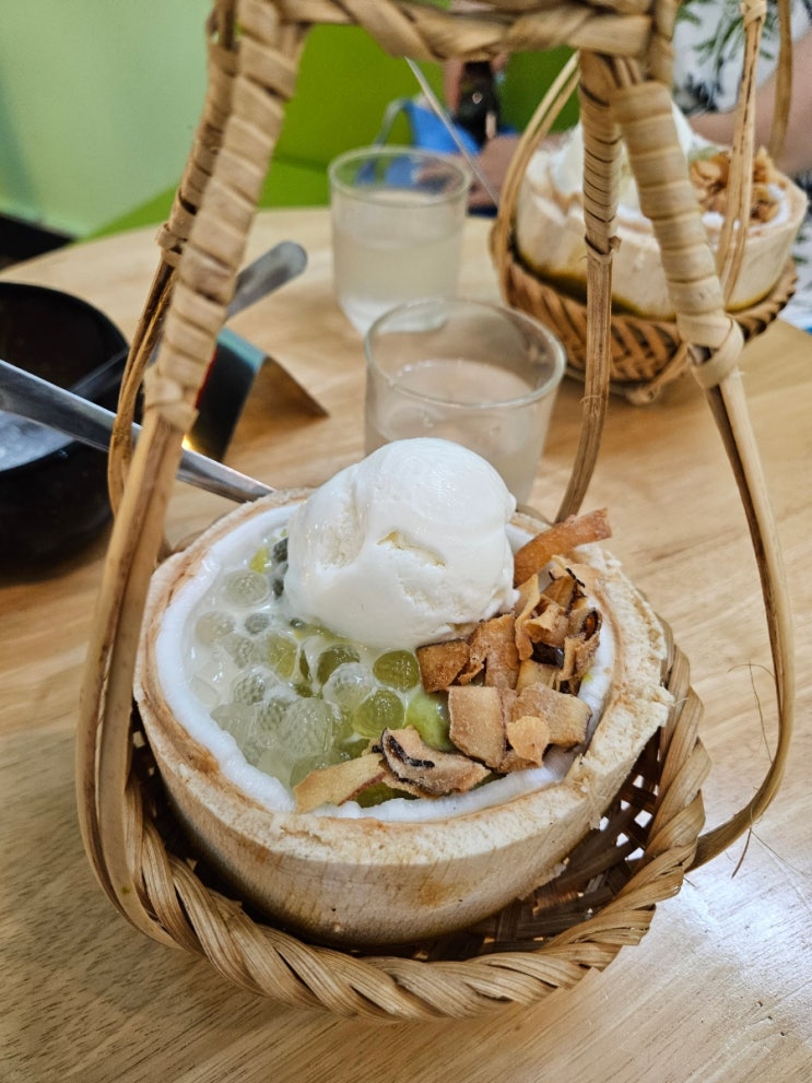 다낭 디저트 카페 조코비 코코넛 아보카도 아이스크림 Zocoby Kem Bơ Dừa 다낭 디저트 카페 조코비 코코넛 아보카도 아이스크림 Zocoby Kem Bơ Dừa