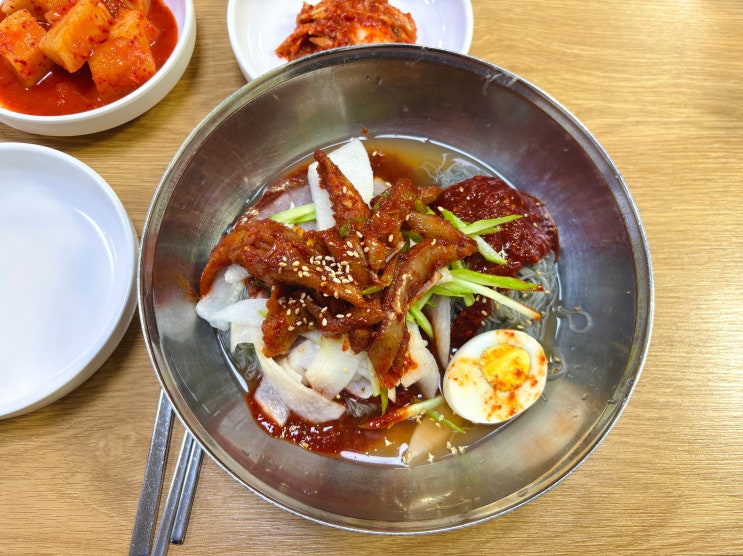  연희동맛집 | 새콤달콤한 비빔냉면 맛집, 함흥냉면 전문점 '청송 본관 함흥냉면'