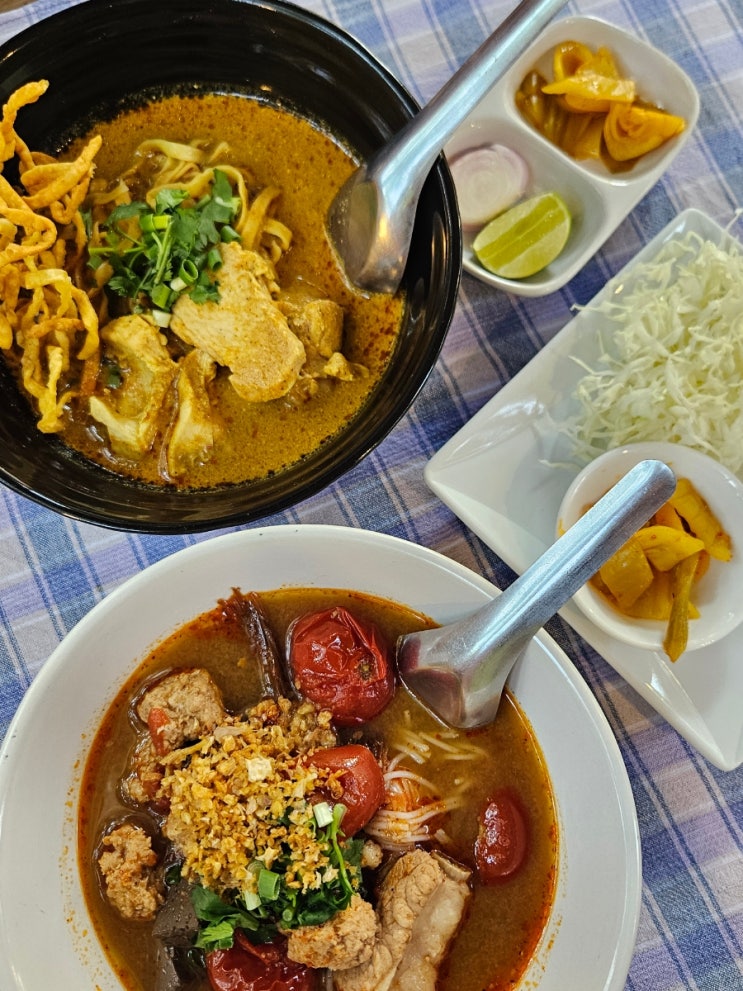 [치앙마이:: happyhut] 치앙마이 쇼핑 반캉왓마을 소품구경하고 선지 카오쏘이맛집 해피헛