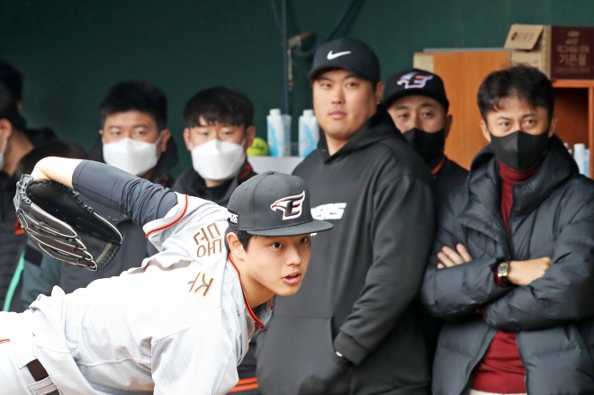 역대 한국야구 최고 투수의 귀환. <b>류현진 한화</b> <b>복귀</b> 임박.