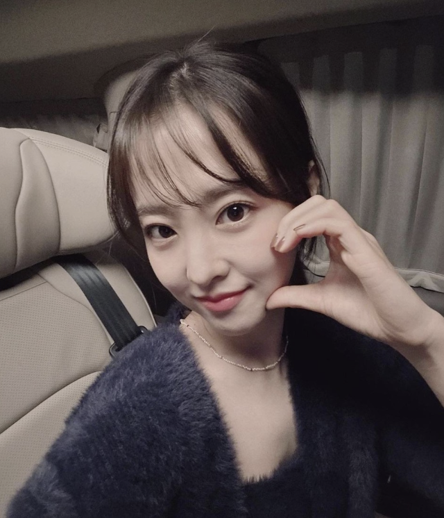 사랑스런 여친룩 봄 코디로 박보영이 선택한 폴리 에스테르 원단 재질 혼방인 앙고라 니트 가디건 추천