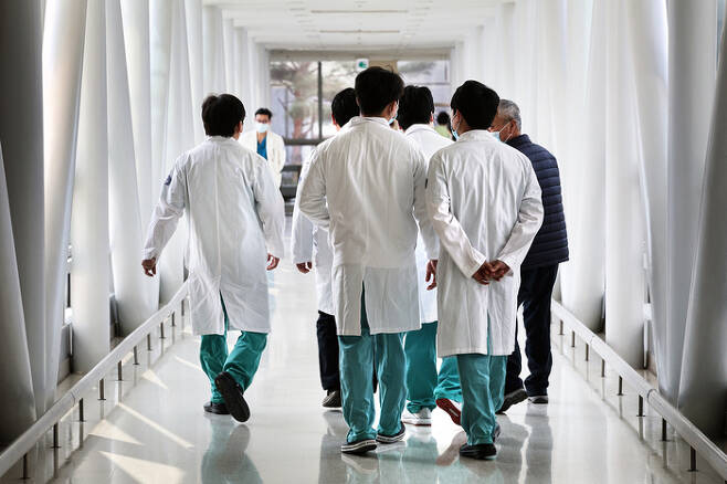 전남대·<b>조선대병원 전공의 300여명</b> '무단결근'