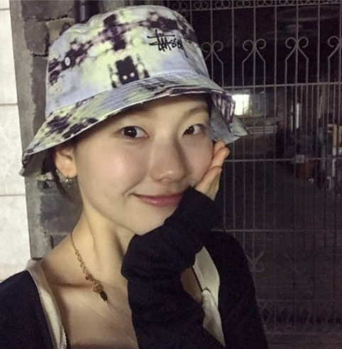  여자 연예인의 벙거지 모자로 얼굴 작아보이는 효과로 더 사랑스런 스트릿 패션 브랜드 스투시 버킷햇 추천