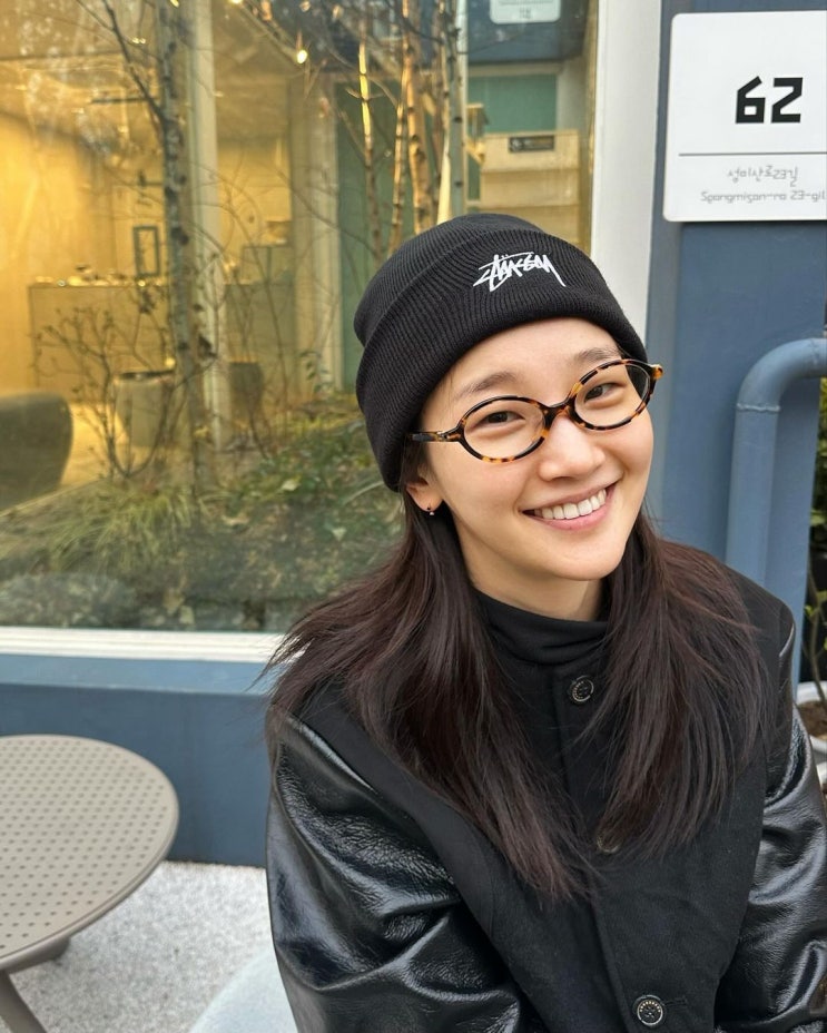  여자 연예인 패션 트렌드에서 최근 인기인 긱시크를 완성해줄 명품 브랜드 미우미우 뿔테 안경 추천 w. 박소담