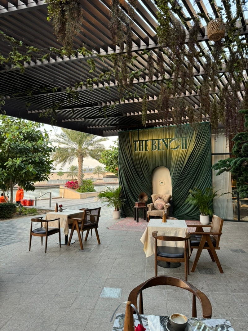 아부다비 여행 여유로운 카페 맛집 - 더 벤치 The Bench : 네이버 블로그
