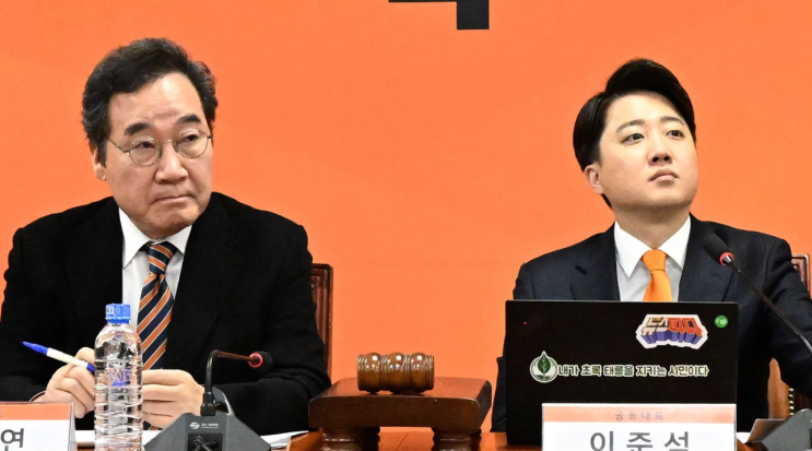 50, <b>이낙연</b>·이준석 <b>공동대표</b>... 분당 국면, 제3지대 <b>미래</b>는?