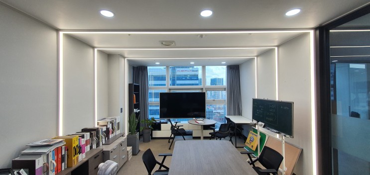 입체감있게 공간을 넓게 보이게 하는 회의실, 미팅룸, 사무실에 설치한 터널형 직부 라인조명