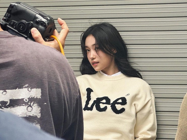  배우 노윤서가 선택한 대표적인 Y2K 복고 패션 브랜드 LEE의 레트로한 멋이 깃든 빅로고 여자 니트 추천