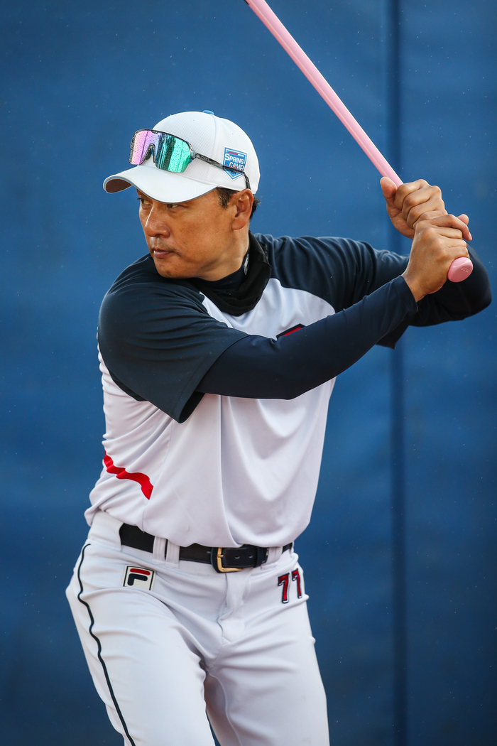 두산 베어스 이승엽 <b>감독</b>, 한화로 컴백할 확률이 있는 <b>류현진</b>을... 