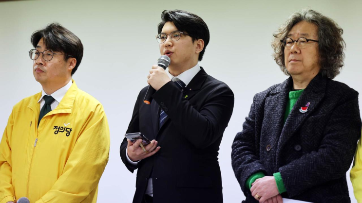 졸업식서 '강제<b>퇴장</b>' <b>카이스트 졸업생</b>, 대통령 <b>사과</b> 촉구