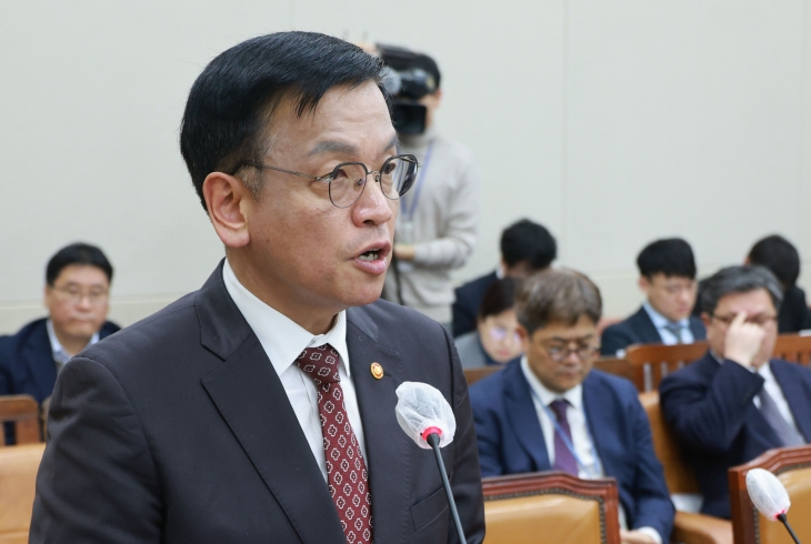 국회로 간 금투세 폐지법… 최상목 “1400만 주식투자자를 위한 투자 감세” 국회로 간 금투세 폐지법… 최상목 “1400만 주식투자자를 위한 투자 감세”