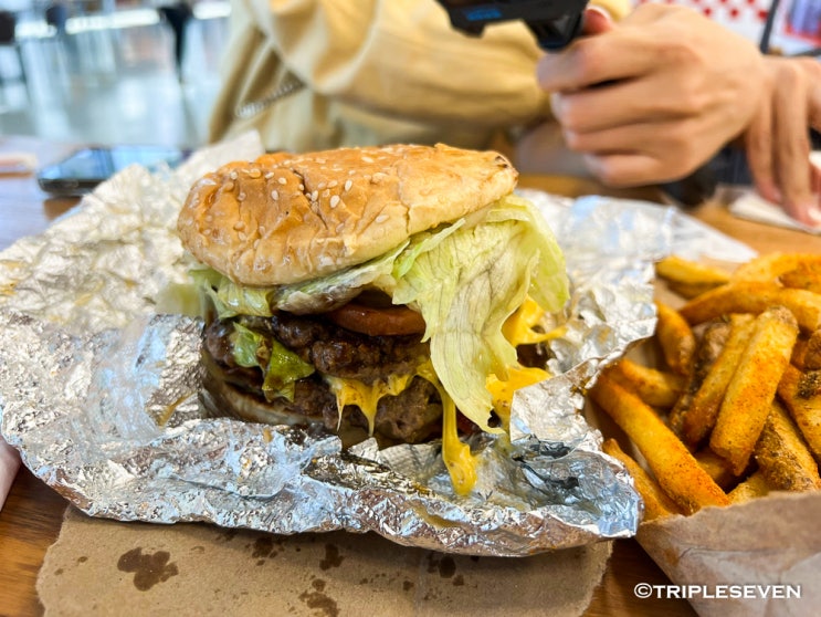  파이브가이즈(FIVE GUYS) 워싱턴 덜레스 국제공항 방문후기! 인생버거 조합 메뉴 추천!