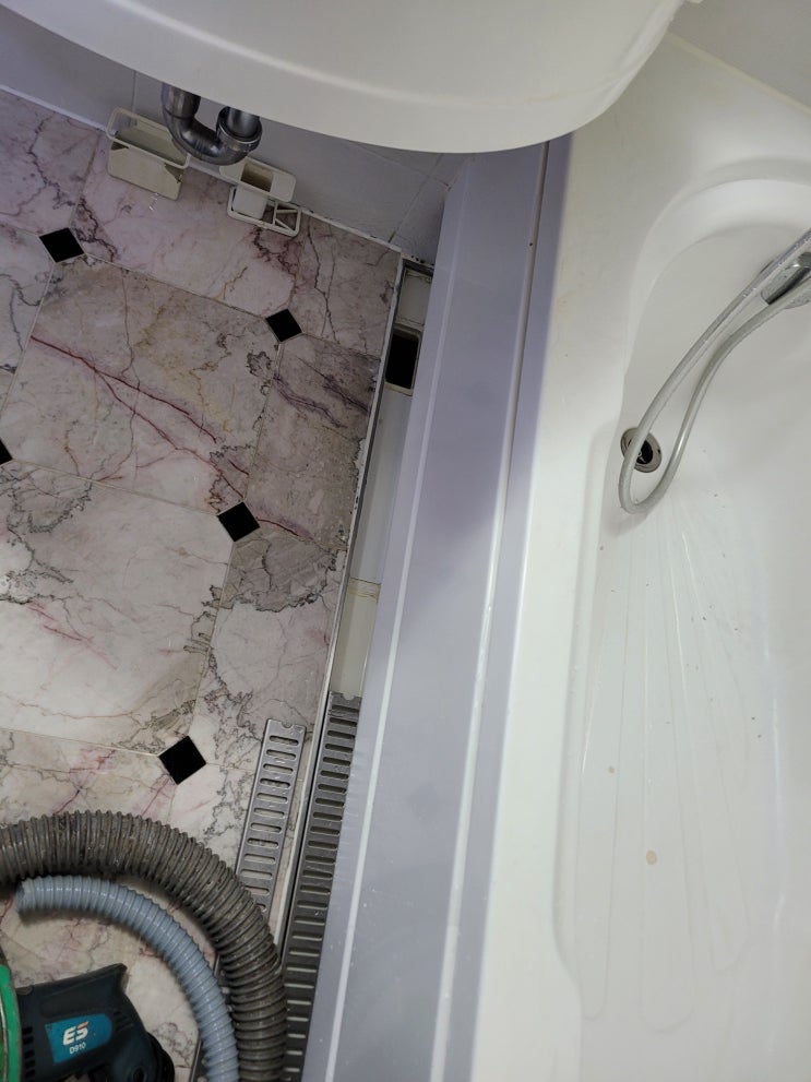 아파트 욕실 바닥막힘 세면대 아래 긴 트렌치 막힘 배수구 물빠짐 느릴때 뚫는 방법 서울 인천