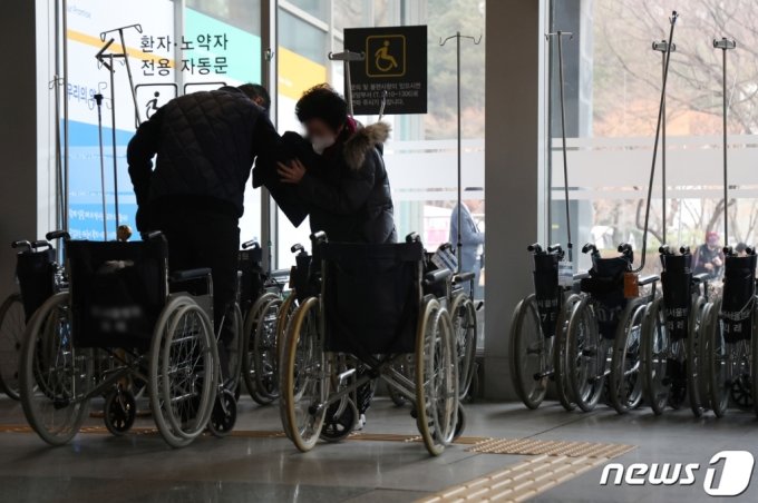 집에서 넘어지고 "회사에서 다쳐" 뻔뻔…산재보험 줄줄 샌다 집에서 넘어지고 "회사에서 다쳐" 뻔뻔…산재보험 줄줄 샌다