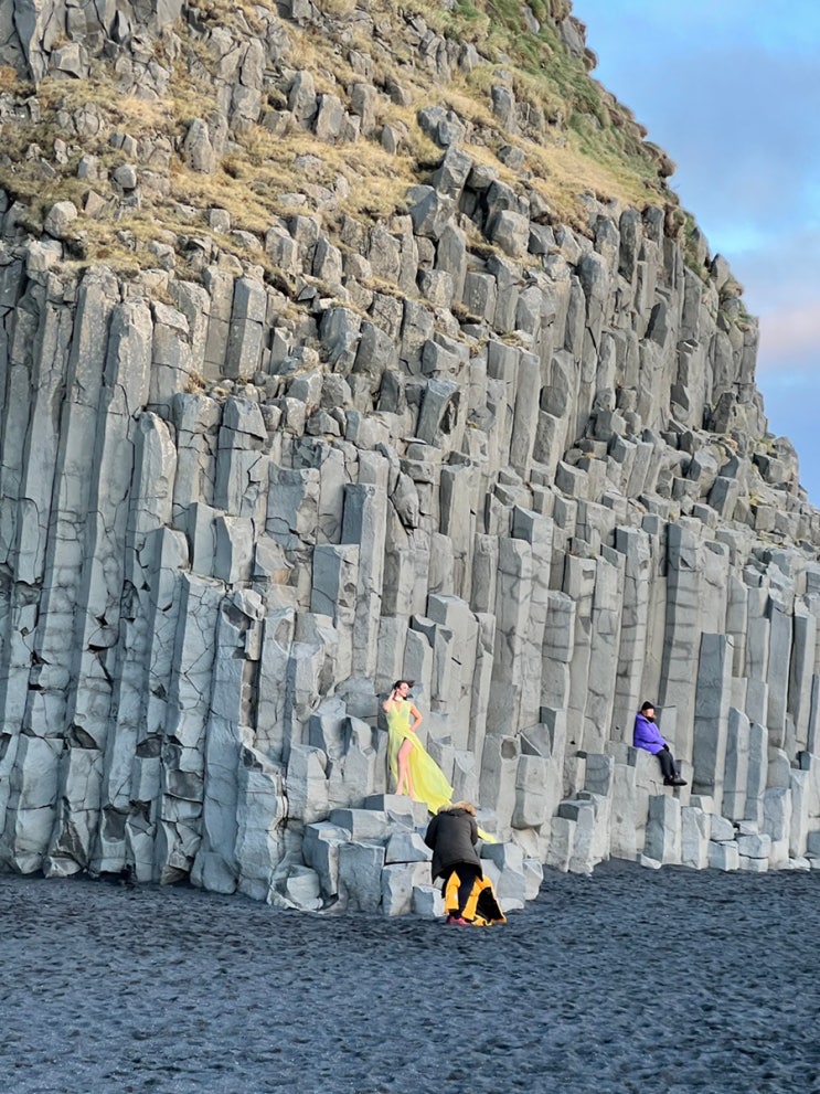 아이슬란드 신혼여행 • 검은 해변주상절리 Reynisfjara에 앉아보기