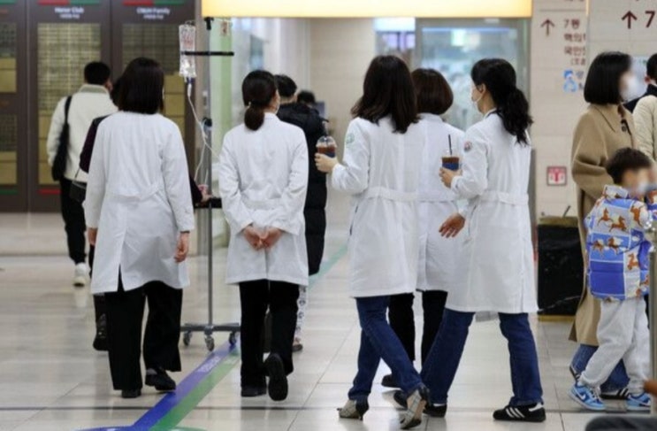 <실시간 핫이슈> '아파도 치료할 의사 이제 없다' 전공의 과반이 집단사직 <실시간 핫이슈> '아파도 치료할 의사 이제 없다' 전공의 과반이 집단사직