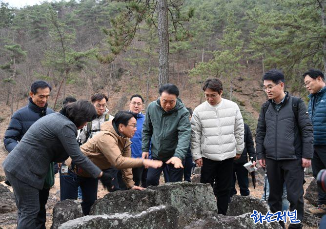<b>강기정 광주시장</b>·구복규 화순군수, 화순고인돌유적지 동행 탐방