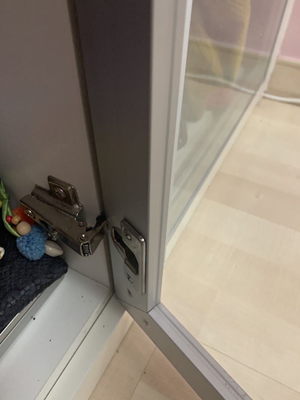붙박이장 문 수리 경첩 부러져 문 떨어짐 경첩 교체 전문가