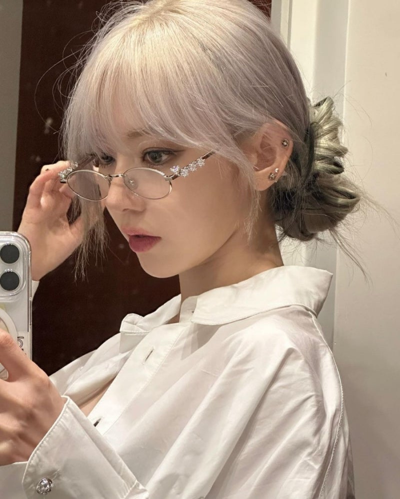 LE SSERAFIM Sakura Uploads a Glasses Selfie