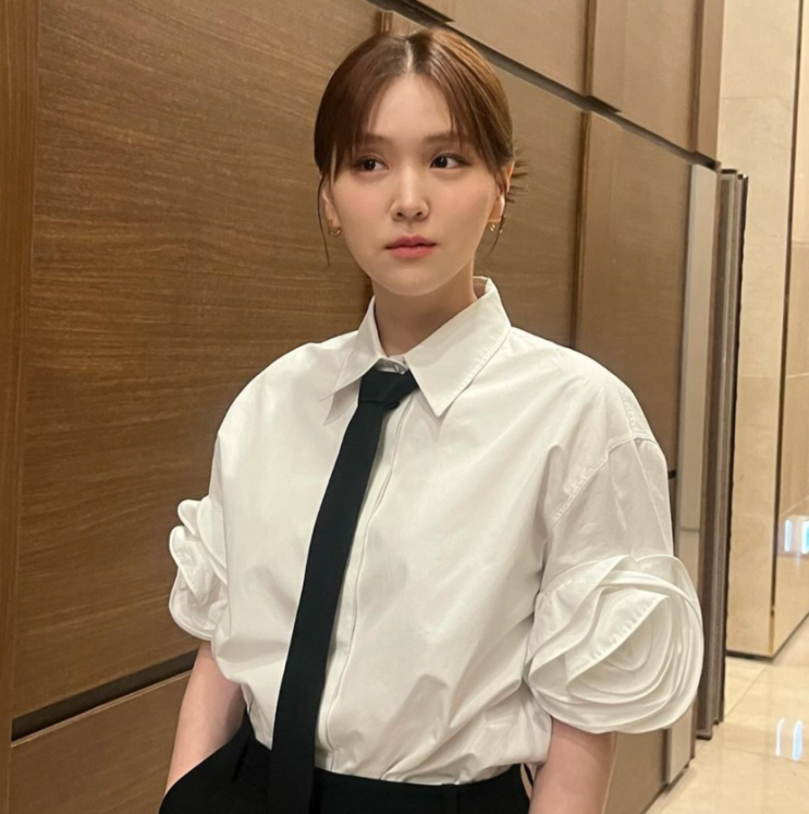  여자 패피들의 패션 트렌드로 매니시룩의 방점을 찍어줄 명품 브랜드 발렌티노 넥타이 추천 w. 김지은