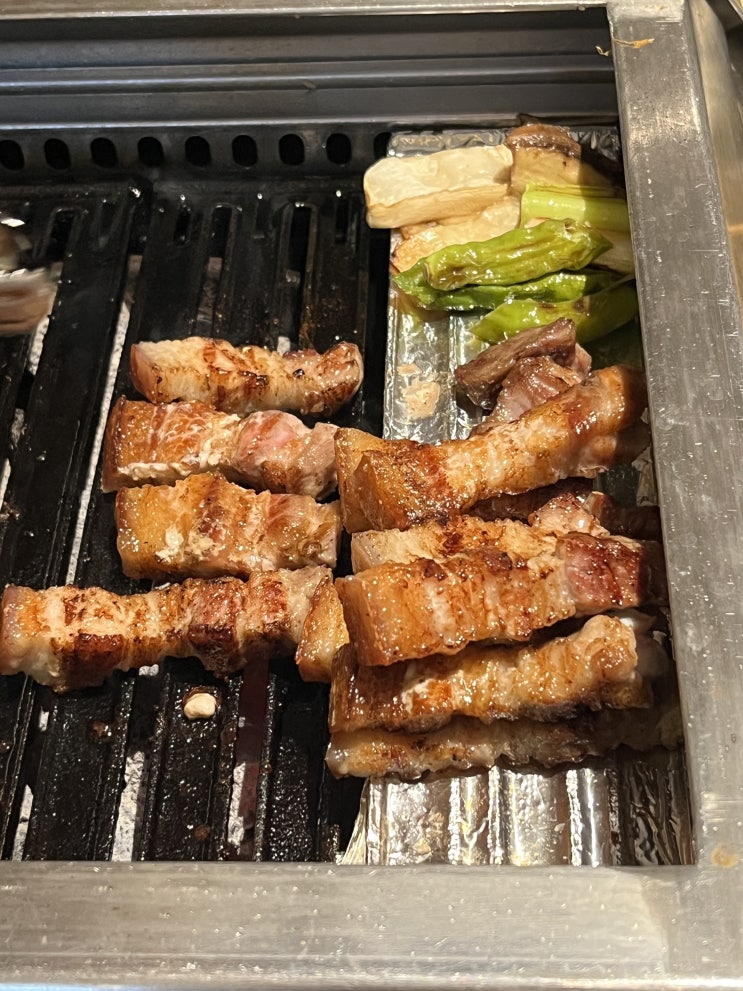  삼각지역 삼겹살 맛집 직접 구워주시는 완전 존맛 삼각지 고기집 용돼지