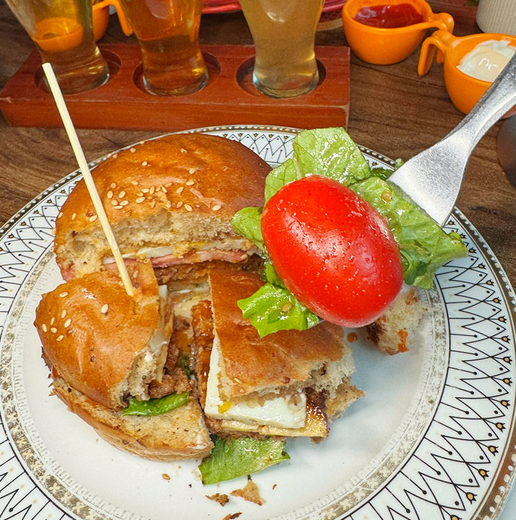  특별한 맛과 분위기를 느낄 수 있는 춘천 수제버거 맛집 라모스버거