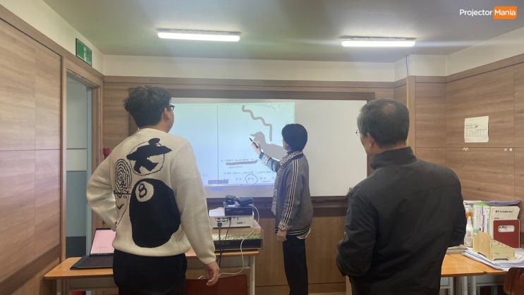  단초점 빔프로젝터 MW596ST와 유포인터로 더욱 편하게 강의하는 방법