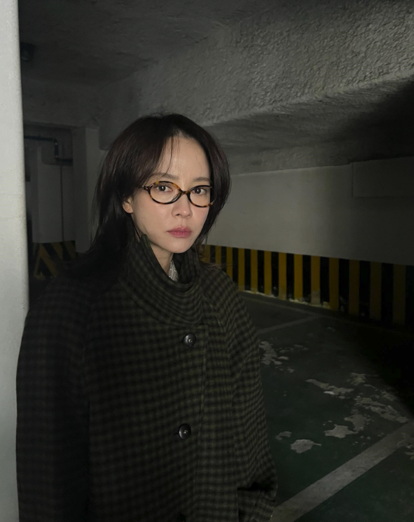  송지효의 데일리룩으로 함께한 프렌치 시크룩의 너낌 살리는 체크무늬 여성 롱 코트 추천