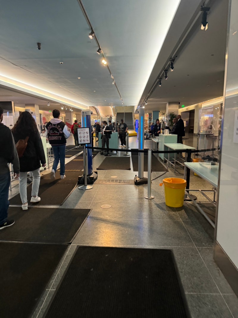 '소멸' 위기를 겪고 있는 농어촌 지역에서 초등학교 신입생 '0명' 사례가 잇따르고 있습니다. 이러다 아예 학교가 문을 닫을까  걱정입니다. #농어촌지역 #초등학생 #신입생 #지역소멸 #폐교 #인구감소 #저출산 #고령화 #KBS #KBSNEWS, image size:800x1067