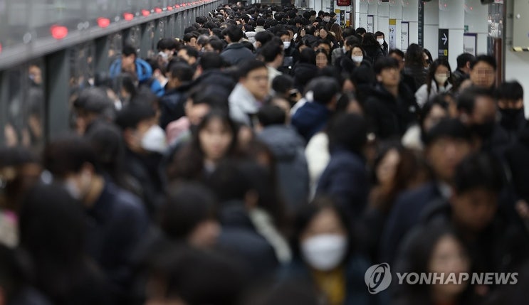 <b>폭설</b>로 <b>지하철 지연</b>운행·눈길사고 잇따라…출근시간대 혼잡