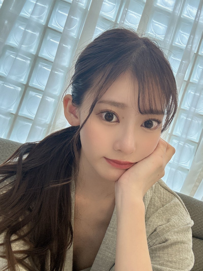 카에데 후아, Fua Kaede, 최근 사진과 근황, 뚜렷한 이목구비와 늘씬한 다리를 가진 배우