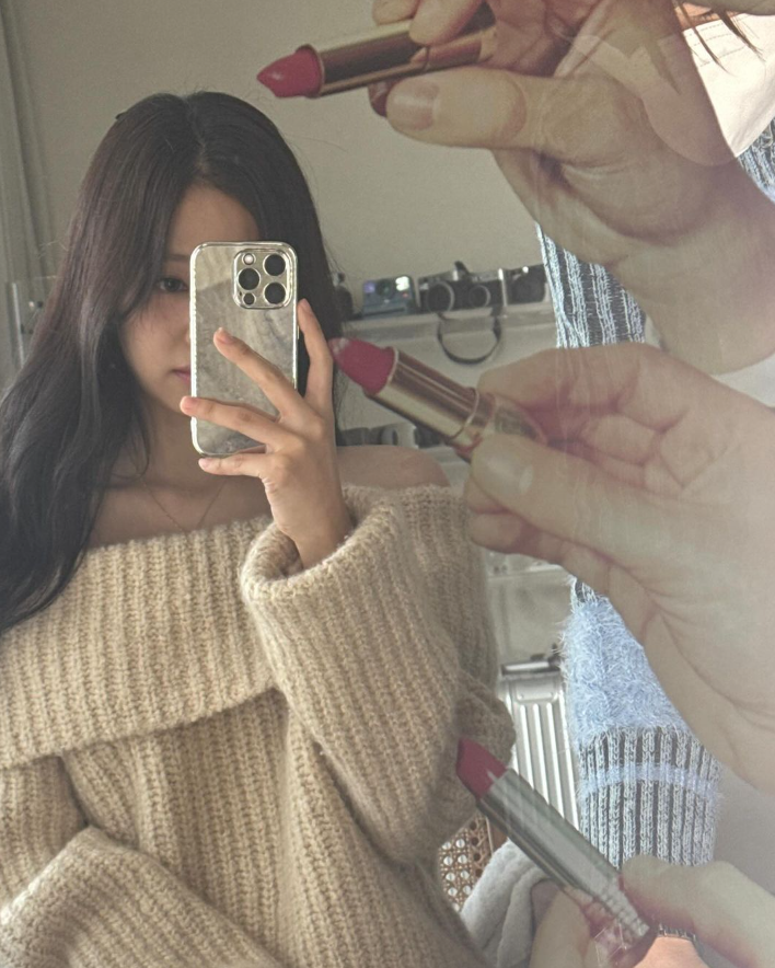  블랙핑크 제니 패션으로 고급스럽고 세련된 명품 브랜드 로로피아나 오프숄더 캐시미어 니트 코디 추천