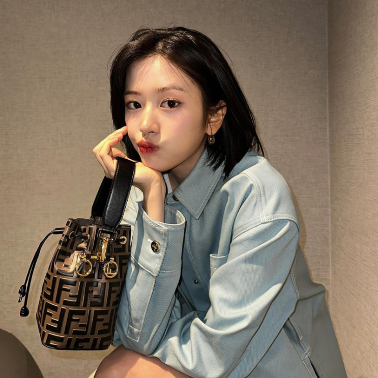  안유진 공항패션 러블리한 봄 코디 아이템 정보