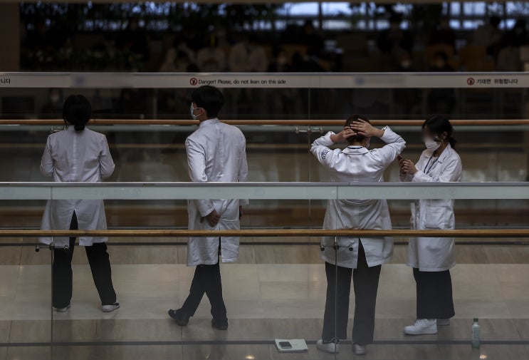 (뉴스인)'의료계 파업 주도' <b>선배 의사</b> 충고 "처벌 불가피...대안... 