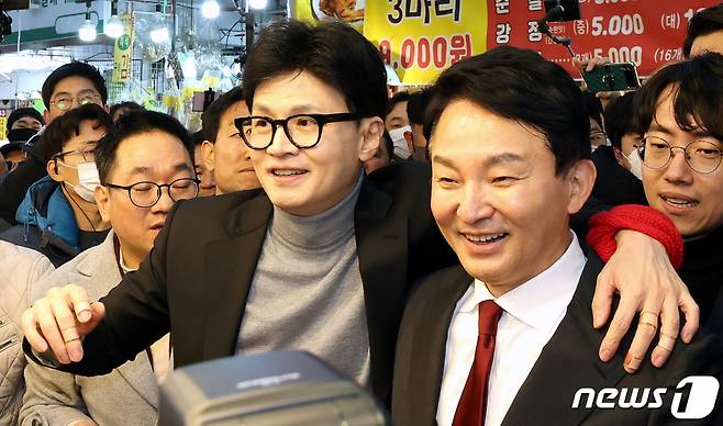 [영상]<b>한동훈</b>·<b>원희룡</b>, 어깨동무하고 '깡충깡충'…"<b>이재명</b>과... 