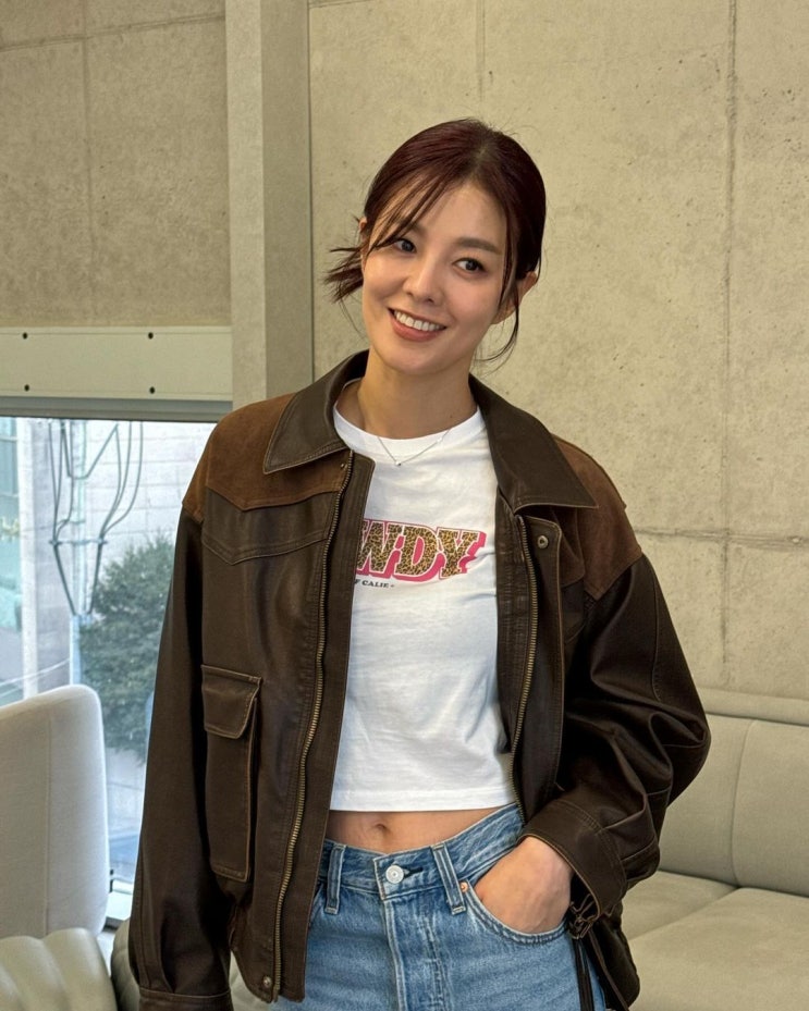  빈티지룩 너낌을 잘 살린 여성 항공점퍼 타입의 여자 비건 레더 가죽 자켓 추천 w. 김성은