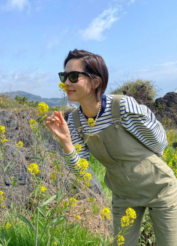  여자 연예인 패션에서 꾸안꾸룩 레이어드로 담수 진주 비즈로 완성한 데일리 목걸이 세트 추천