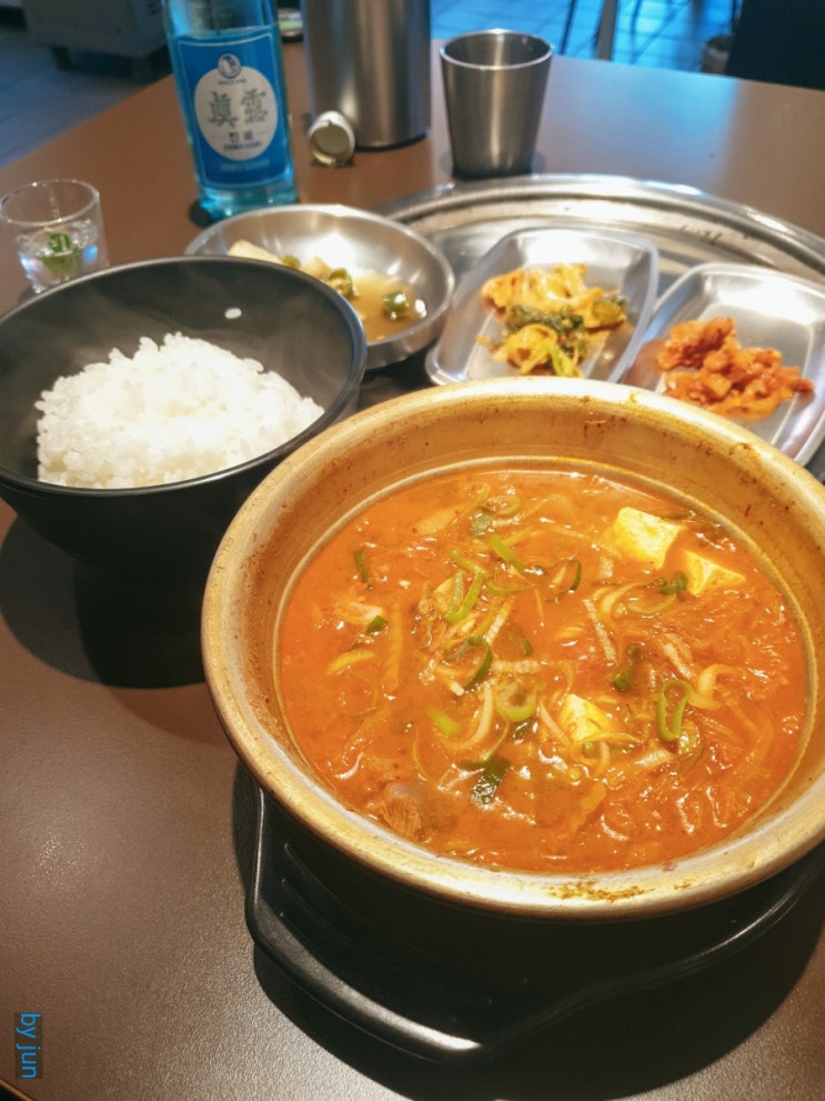  발산역 월화식당 - 주말 점심 혼술의 좋은 친구 흑돼지고기 가득한 김치찌개