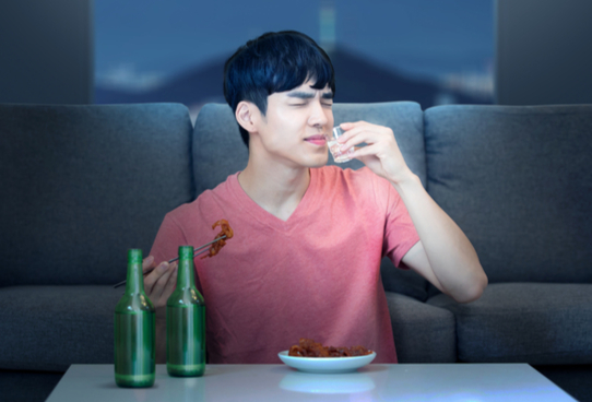 "치킨 5000원, 소주 1900원"…갓성비 안주 맛집 된 '이 곳' "치킨 5000원, 소주 1900원"…갓성비 안주 맛집 된 '이 곳'