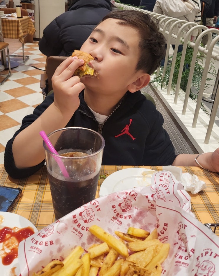  아들 유치원 졸업식. 수원 스타필드 맛집 수제삐삣버거.스타필드 수원점 흡연실위치