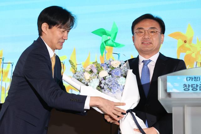 <b>조국 신장식</b>, '신장식'과 함께 변화를 수용하다, 정치의 새로운... 