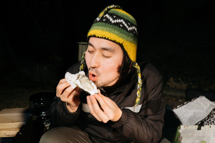  천상의 맛 화목난로 굴구이 먹방캠핑 & 굴 가리비 곶감 수제버거 라면 해물짬뽕 닭강정 어묵 막걸리 많이도 쳐먹었네