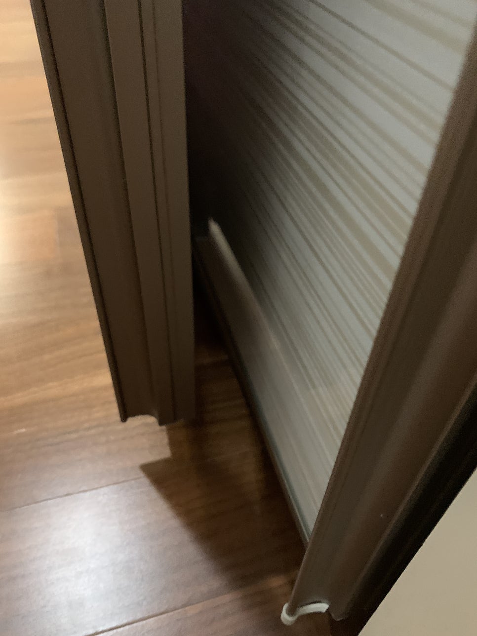 붙박이장 슬라이딩 도어가 꽉 껴서 안 움직여요