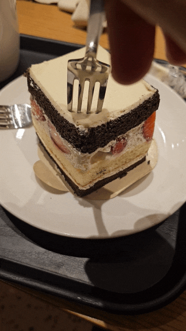 (밖구석 시식회) 스타벅스 신메뉴 내돈내산 후기 -딸기 초코 레이어 케이크-